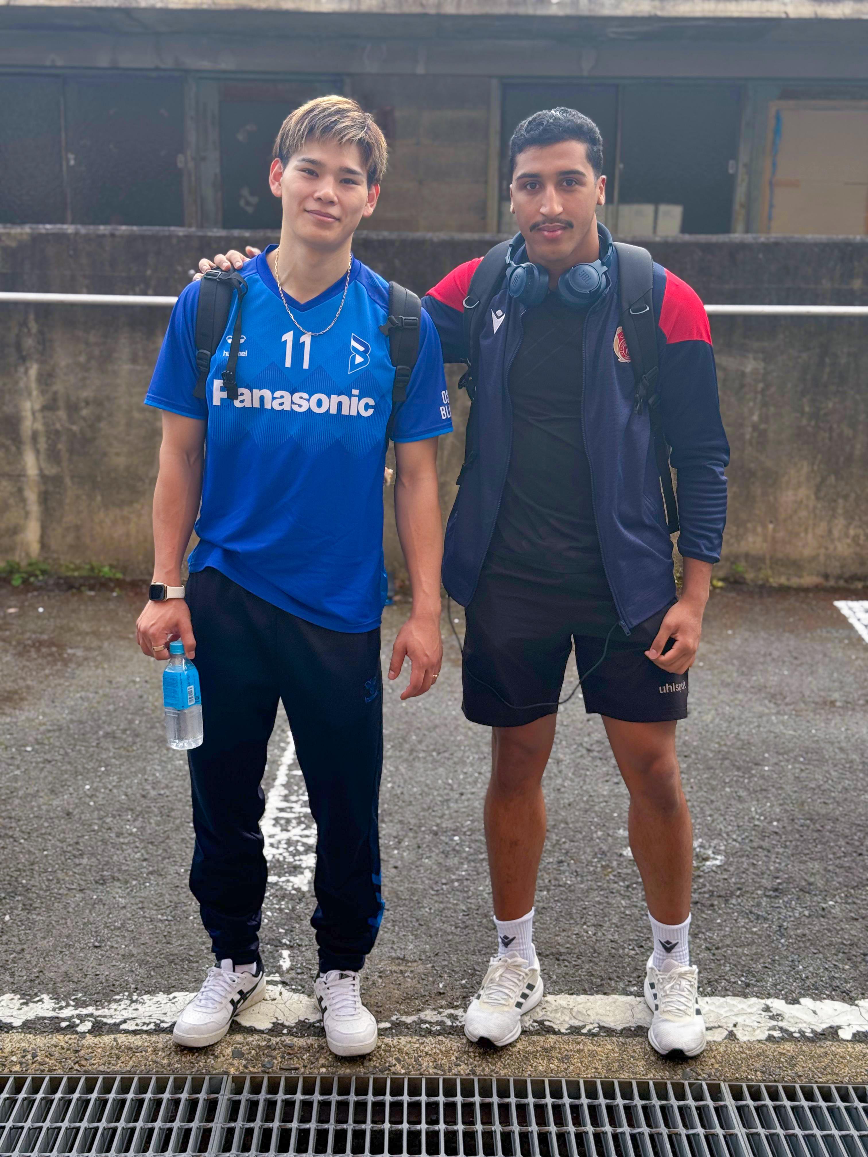 مع لاعب بانسونيك — اليابان